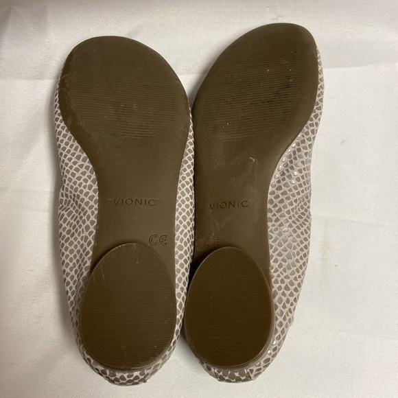 Vionic Alexa Orthotic Ballet Flat Aluminum Snakeskin Silver/Tan Size 6.5 - Picture 4 of 5